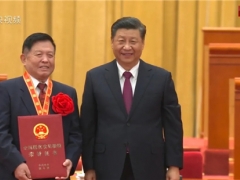 全國(guó)脫貧攻堅(jiān)楷模李玉院士：這個(gè)榮譽(yù)屬于整個(gè)食用菌產(chǎn)業(yè)，科學(xué)家只在黑板上種田幫不了廣大農(nóng)民 ()